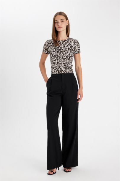 تيشيرت نص كم جلد النمر سليم فيت برقبة مستديرة