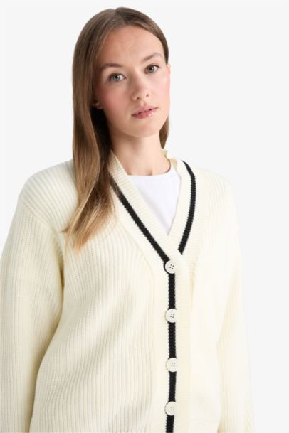 Cardigan en tricot à col en V à coupe régulière