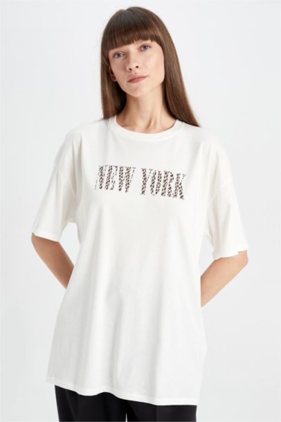 تيشيرت نص كم واسع برقبة مستديرة وطبعة حروف