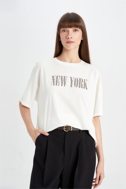 تيشيرت نص كم واسع برقبة مستديرة وطبعة حروف