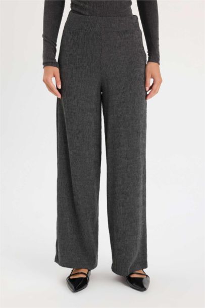 Pantalon large en tissu froncé