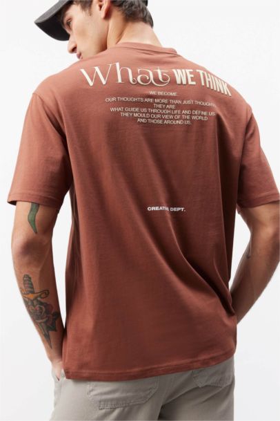 تيشيرت قطن أوفر سايز نص كم بياقة مستديرة بطبعة من الخلف