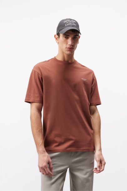 تيشيرت قطن أوفر سايز نص كم بياقة مستديرة بطبعة من الخلف