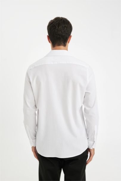 قميص ابيض مودرن فيت برقبة بولو من قماش كرنكيل