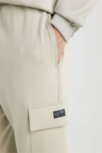 Спортивные брюки с карманами-карго, стандартного покроя