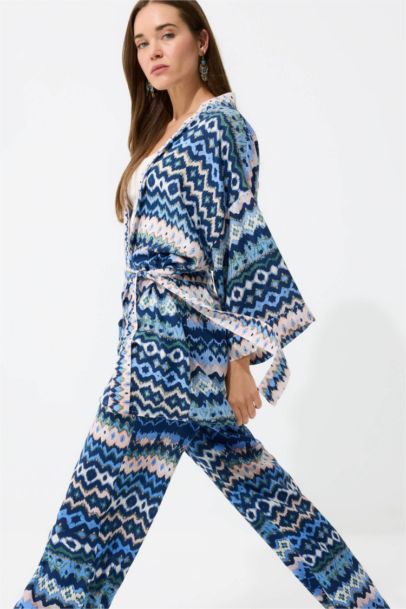 Кимоно свободного кроя с поясом и узором