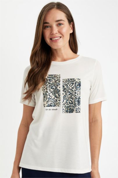 تيشيرت نص كم قصة عادية برقبة مستديرة