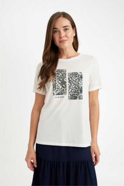 تيشيرت نص كم قصة عادية برقبة مستديرة