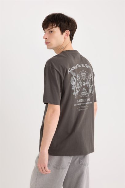 تيشيرت قطن أوفر سايز نص كم بياقة مستديرة بطبعة من الخلف