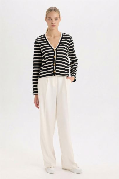 سترة مخطط مضلع قصة عادية بياقة V