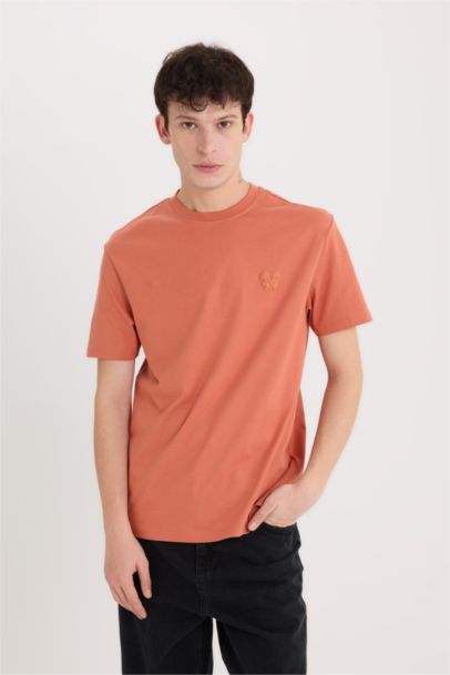 تيشيرت قطن قصة عادية بطبعة شعار برقبة مستديرة