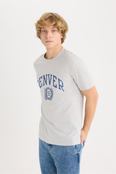 تيشيرت قطن قصة عادية بطبعة شعار برقبة مستديرة