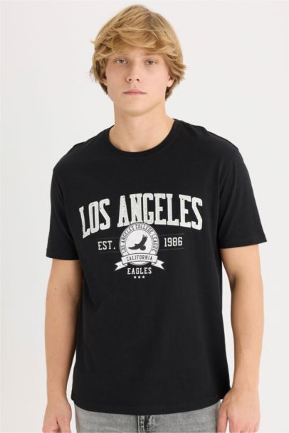 تيشيرت قطن قصة عادية بطبعة شعار برقبة مستديرة