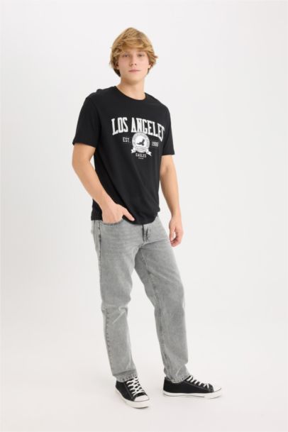 تيشيرت قطن قصة عادية بطبعة شعار برقبة مستديرة