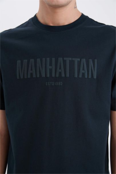 تيشيرت نص ردن بطبعة شعار قصة عادية بياخة مستديرة