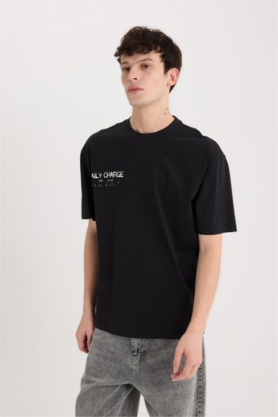 تيشيرت قطن أسود أوفر سايز نص كم بياقة مستديرة بطبعة من الخلف