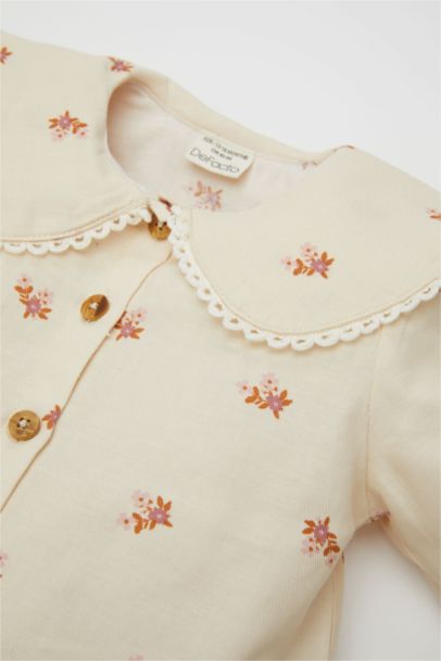 قميص بنقشة الزهور من التويل قصة عادية برقبة كبيرة