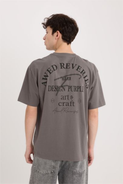 تيشيرت قطن قصة مريحة برقبة مستديرة وطبعة من الخلف