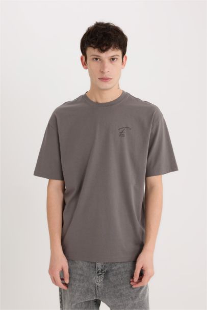 تيشيرت قطن قصة مريحة برقبة مستديرة وطبعة من الخلف