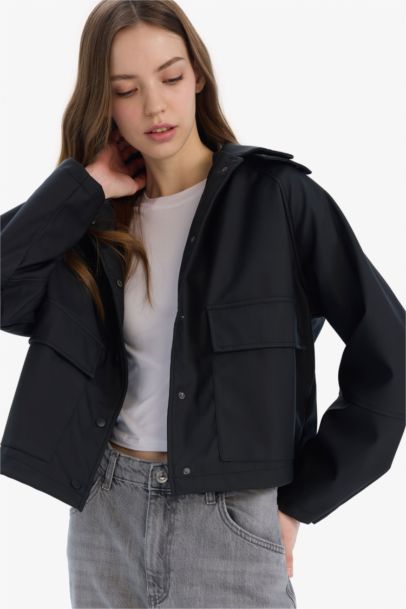 Su Geçirmez Kapüşon Detaylı Gömlek Yaka Kauçuk Görünümlü Yağmurluk