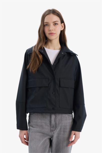 Su Geçirmez Kapüşon Detaylı Gömlek Yaka Kauçuk Görünümlü Yağmurluk