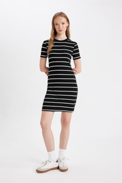 Mini Robe ajustée rayée à col rond et manches courtes
