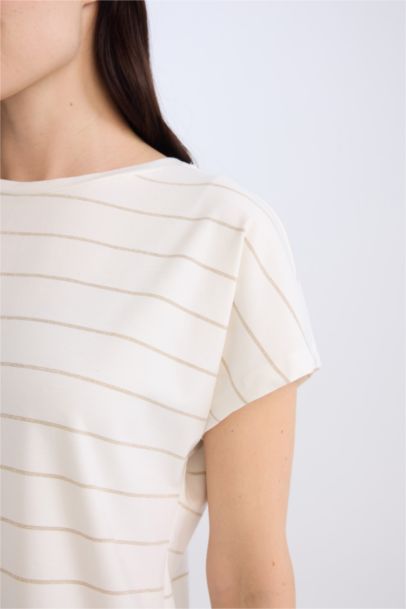 تيشيرت نص كم قصة عادية برقبة مستديرة