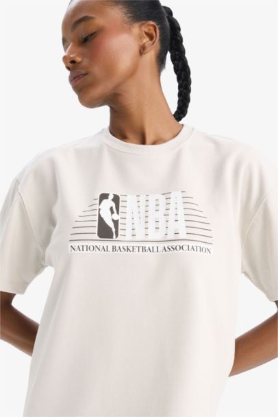 NBA Wordmark Oversize Geniş Kalıp Bisiklet Yaka Pike Kısa Kollu Tişört