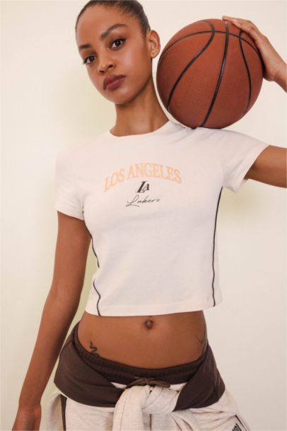 Футболка укороченная приталенного кроя с круглым вырезом и лицензией NBA Los Angeles Lakers