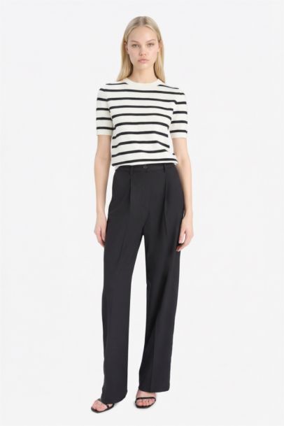 بلوفر تريكو قصة عادية برقبة مستديرة