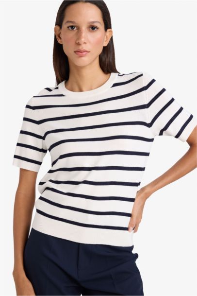 بلوز صوف مخطط قصة عادية بياخة مستديرة