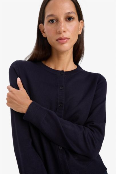 جاكيت صوف تريكو قصة عادية بياخة مستديرة بأزرار