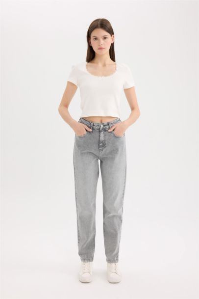 Jean mom confortable à taille normale