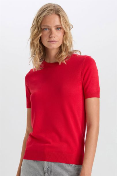Pull en tricot rouge basique à manches courtes et col rond Coupe régulière