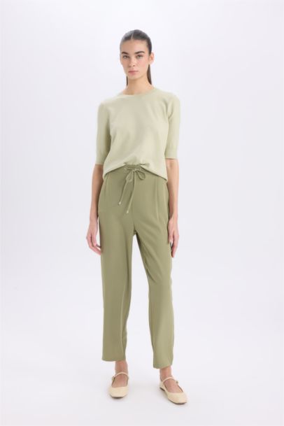 Pantalon court taille normale en crêpe avec poches