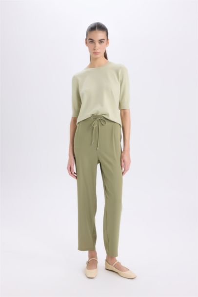 Pantalon court taille normale en crêpe avec poches