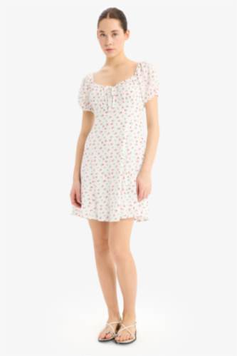 فستان نص كم قصير فلورال من قماش مجعد برقبة قلب