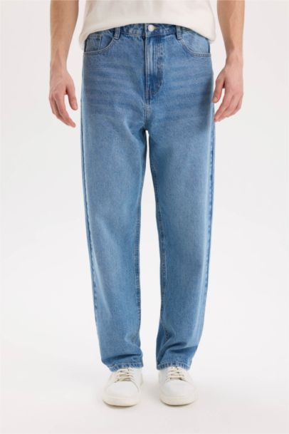 Джинсы baggy fit с широкими штанинами и потертом стиле