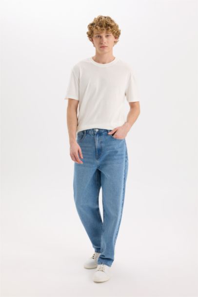 Джинсы baggy fit с широкими штанинами и потертом стиле