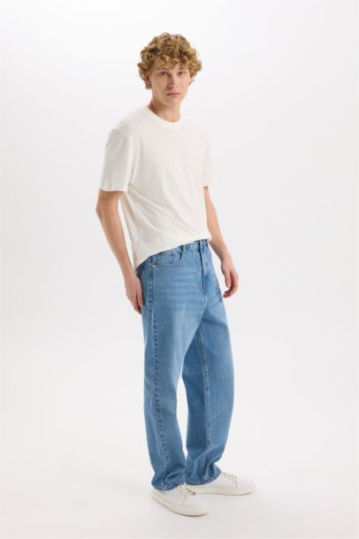 Джинсы baggy fit с широкими штанинами и потертом стиле