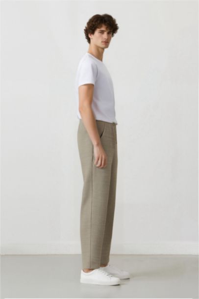 Брюки с широкими штанинами и тремя карманами