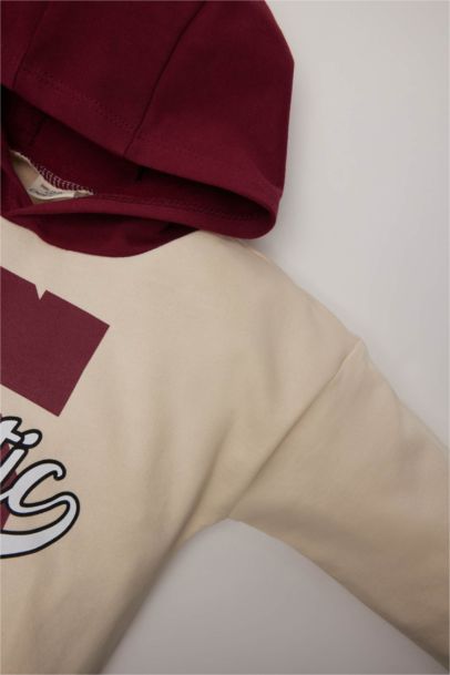 طقم بيبي اولادي سويت شيرت وسويت بانتس بطبعة شعار قصة عادية - قطعتين