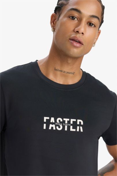 تيشيرت رياضي نص ردن سليم فيت من DeFactoFit