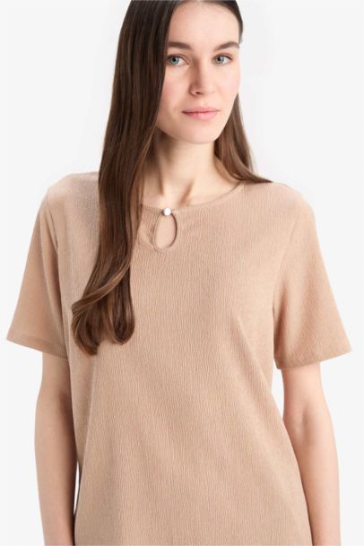 تيشيرت نص كم قصة عادية برقبة مستديرة