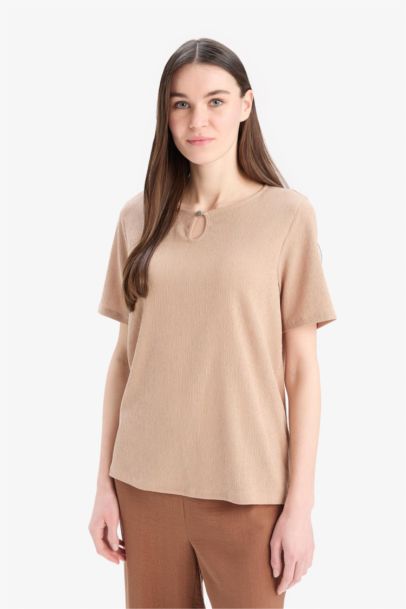 تيشيرت نص كم قصة عادية برقبة مستديرة