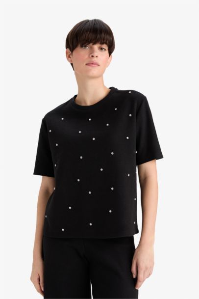 تيشيرت نص كم قصة عادية ورقبة مستديرة