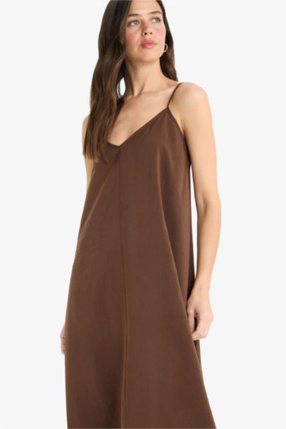 Длинное платье трапециевидного силуэта без рукавов с V-образным вырезом из модала