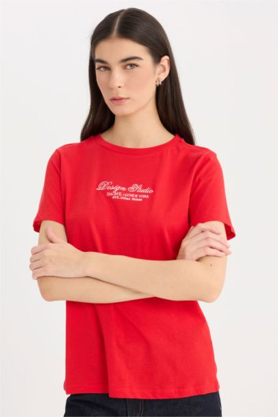 تيشيرت نص ردن بطبعة شعار قصة عادية بياخة مستديرة