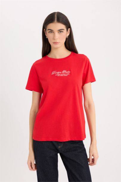 تيشيرت نص ردن بطبعة شعار قصة عادية بياخة مستديرة