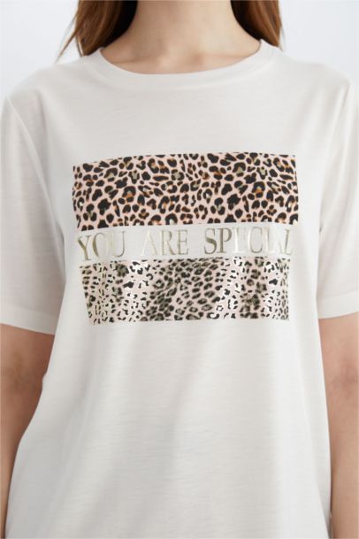 تيشيرت نص كم بطبعة جلد نمر  قصة عادية برقبة مستديرة